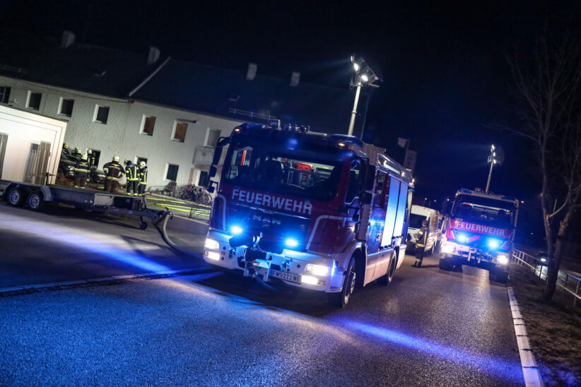 Brand zweier abgestellter Fahrzeuge auf einem Firmengelände in Wels-Neustadt