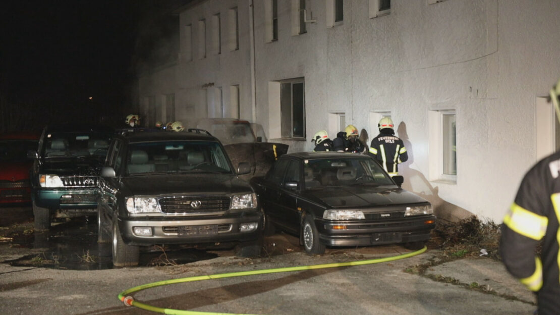 Brand zweier abgestellter Fahrzeuge auf einem Firmengelände in Wels-Neustadt