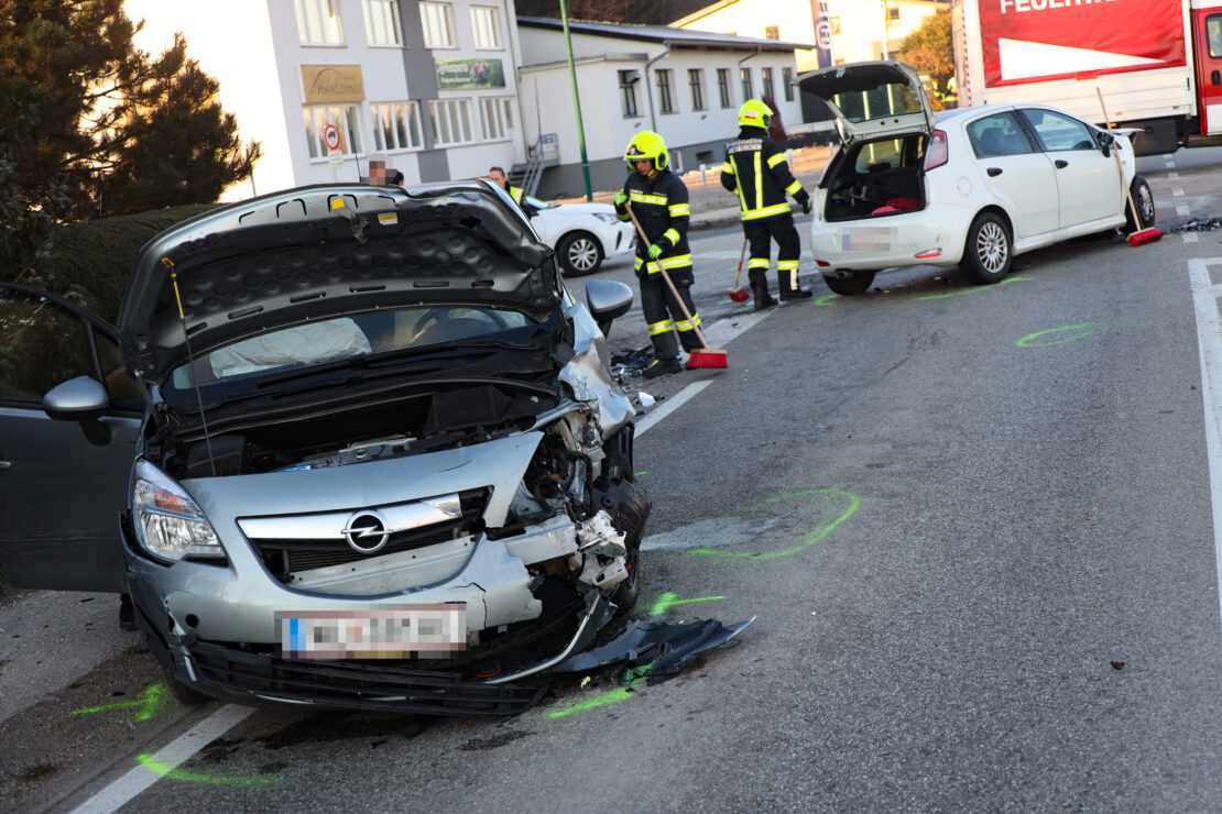 Kreuzungscrash mit drei beteiligten Fahrzeugen in Weißkirchen an der Traun