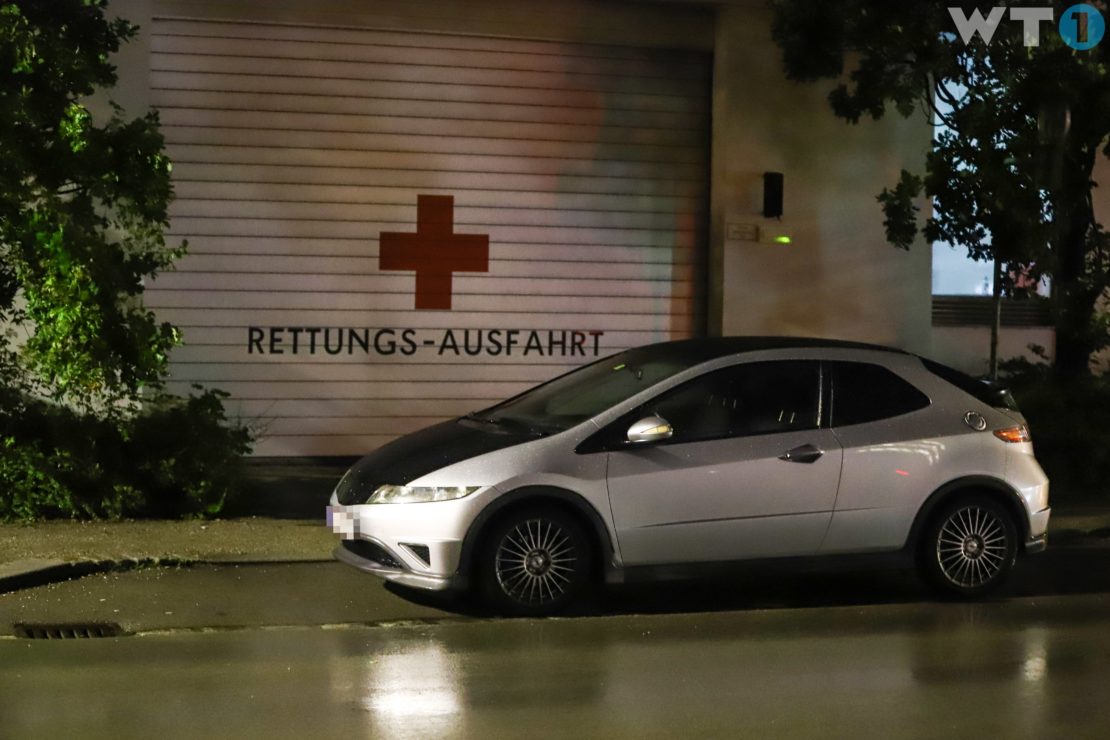 Rettungsausfahrt des Roten Kreuzes in Wels-Neustadt durch Auto verparkt