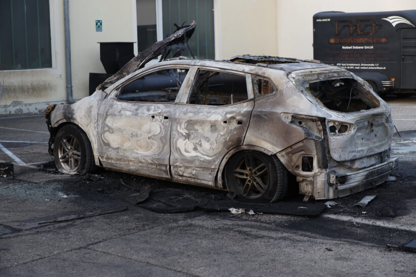 Auto auf Parkplatz vor Firmenhalle in Wels-Pernau ausgebrannt