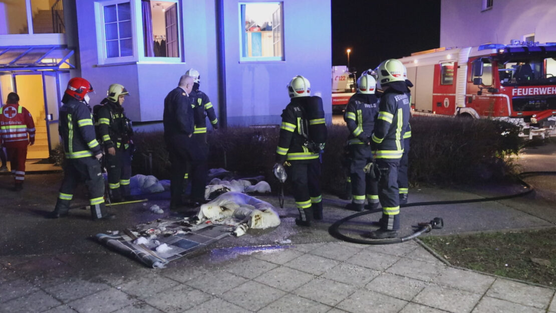 Brand in einer Wohnung eines Mehrparteienhauses in Wels-Neustadt