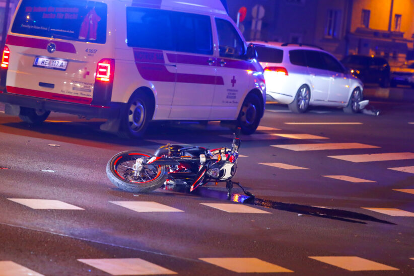 Kreuzungsunfall zwischen Moped und PKW in Wels-Innenstadt