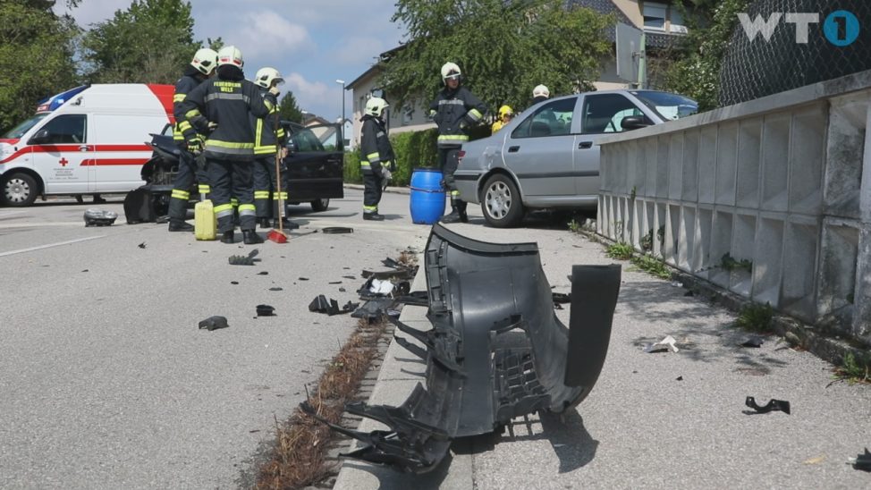 Schwerer Kreuzungscrash in Wels-Pernau fordert zwei Verletzte