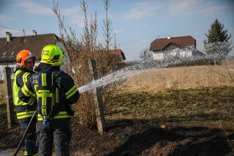 Feuerwehr bei Flurbrand in Marchtrenk im Einsatz