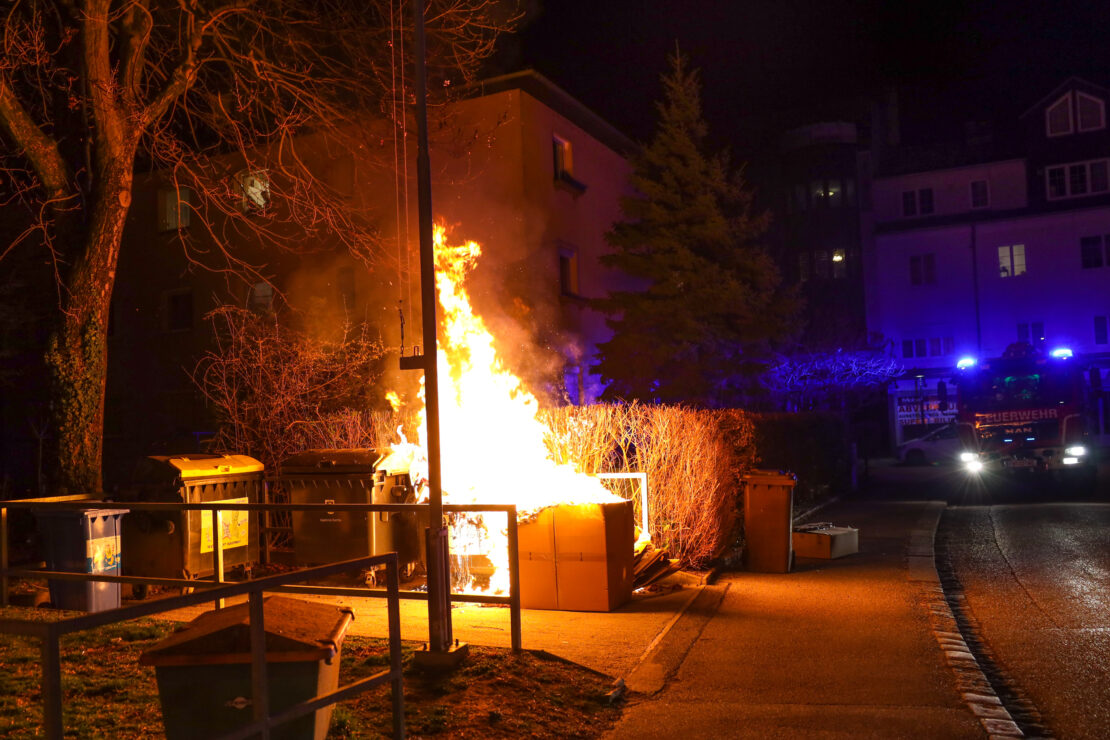 Brand eines Altpapiercontainers bei einer Müllinsel in Wels-Neustadt