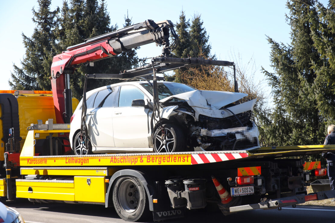 Unfall zwischen PKW und Kleintransporter auf Pyhrnpass Straße in Thalheim bei Wels