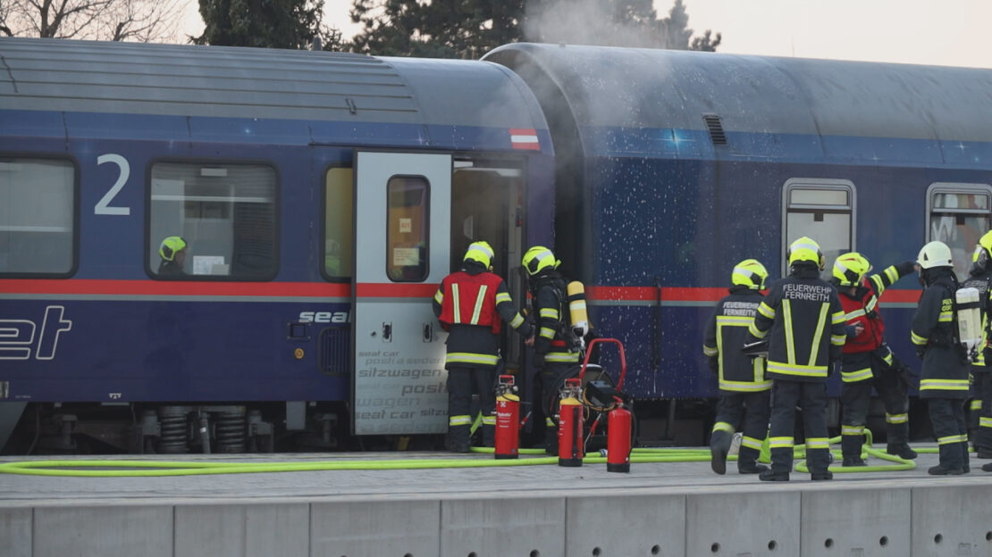 Brand in einem Nachtreisezug sorgt für Einsatz von drei Feuerwehren