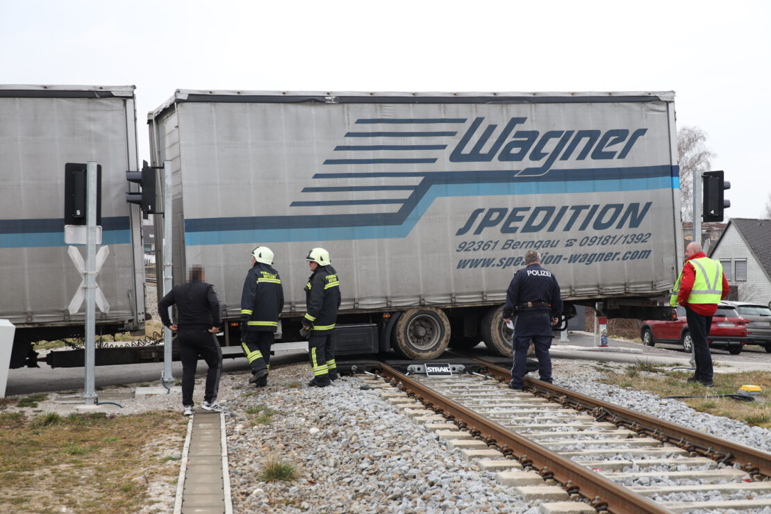 LKW steckte in Sattledt auf Bahnübergang der Almtalbahn fest