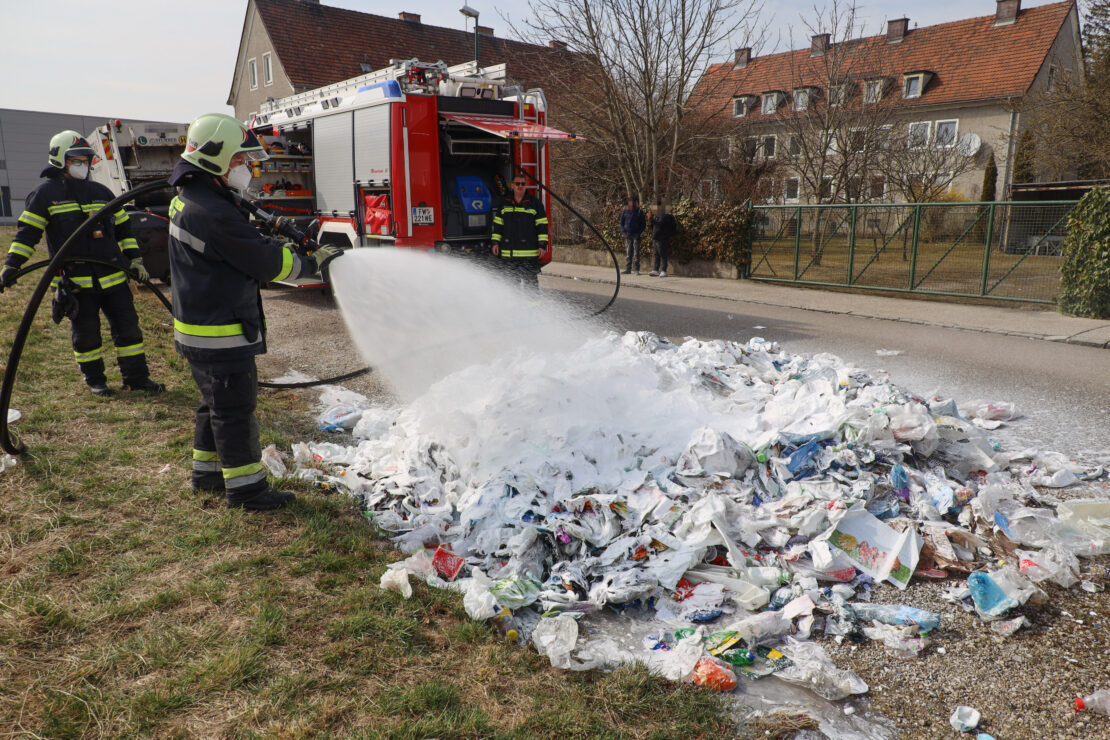 Brand von Abfall in einem Entsorgungsfahrzeug in Wels-Neustadt