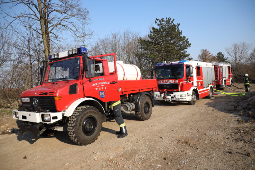 Feuerwehr bei Flurbrand in Wels-Vogelweide im Einsatz