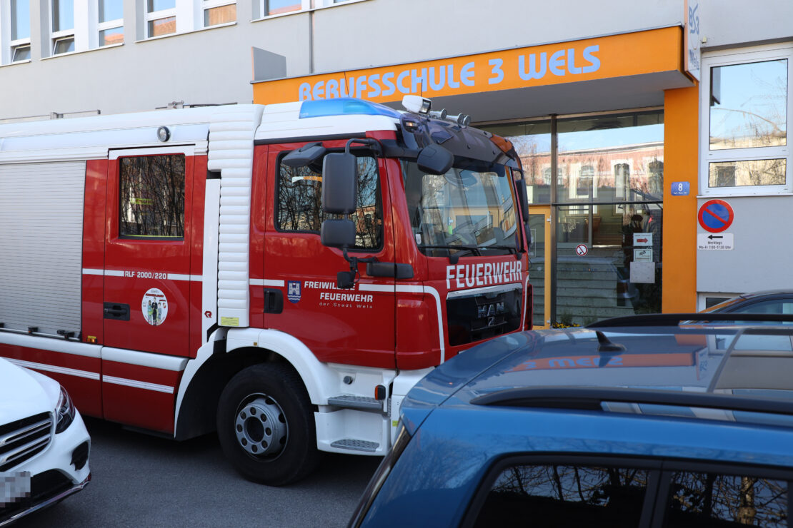 Brandverdacht im Chemieraum einer Berufsschule in Wels-Innenstadt