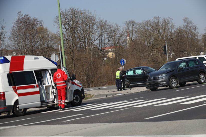 Kreuzungskollision auf Pyhrnpass Straße in Thalheim bei Wels fordert eine verletzte Person