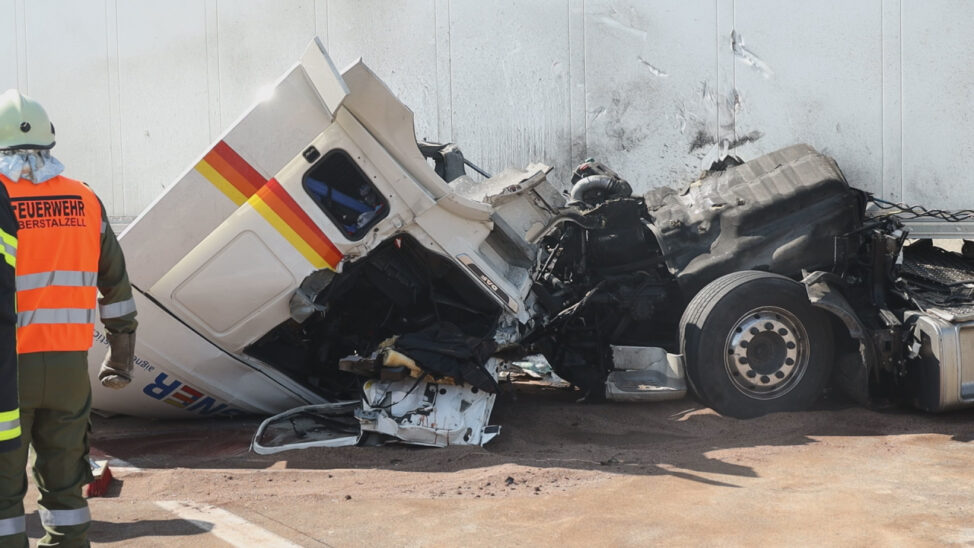 Tödlicher Unfall: Folgenschwerer Crash mit zwei LKW und einem PKW auf Westautobahn bei Eberstalzell