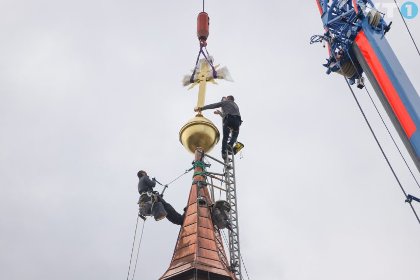 Spektakuläre Turmkreuzsteckung am sanierten Kirchturm der Stadtpfarre in Wels-Innenstadt