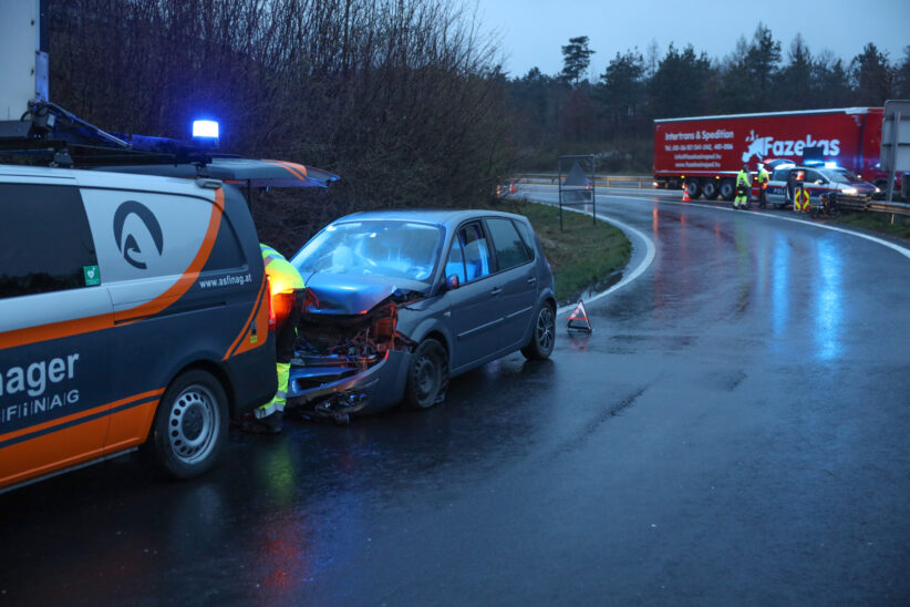 PKW auf Welser Autobahn bei Wels-Puchberg gegen Leitschiene und Anpralldämpfer gekracht