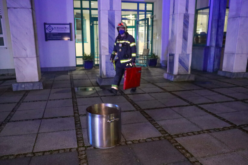 Brandmeldeanlage alarmierte Feuerwehr zu Kleinbrand in einem Ärztezentrum in Wels-Lichtenegg