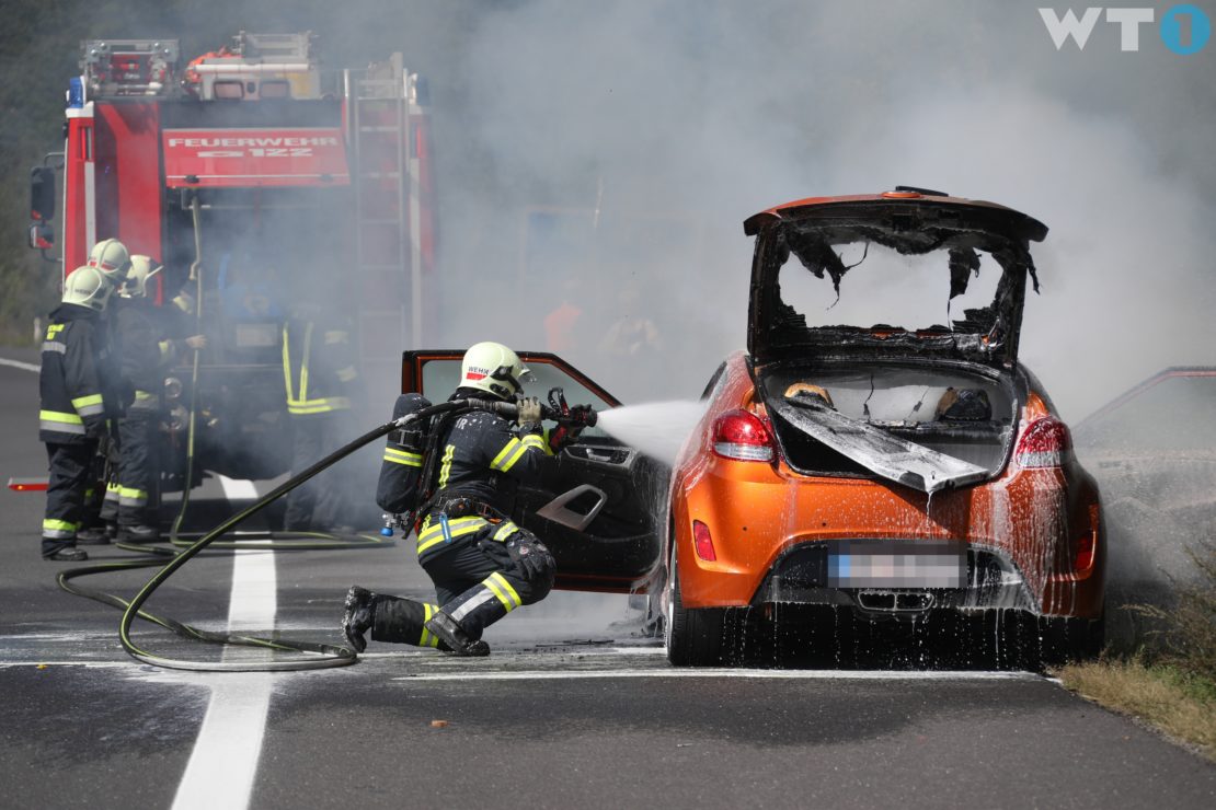 Auto auf der Innkreisautobahn in Wels-Oberthan in Flammen aufgegangen