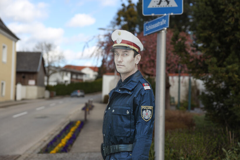 Blechpolizist "Vinzenz" wieder zurück auf seinem Polizeip(f)osten in Steinhaus