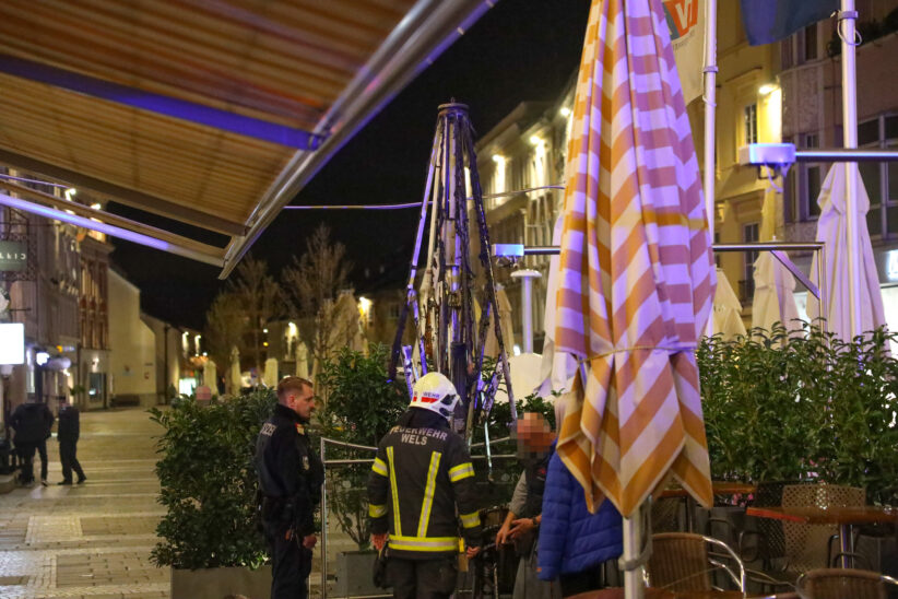 Brand eines Gastroschirms im Gastgarten eines Kaffeehauses am Stadtplatz in Wels-Innenstadt