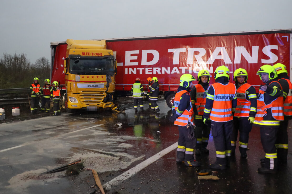Schwerer LKW-Unfall auf Welser Autobahn bei Weißkirchen an der Traun