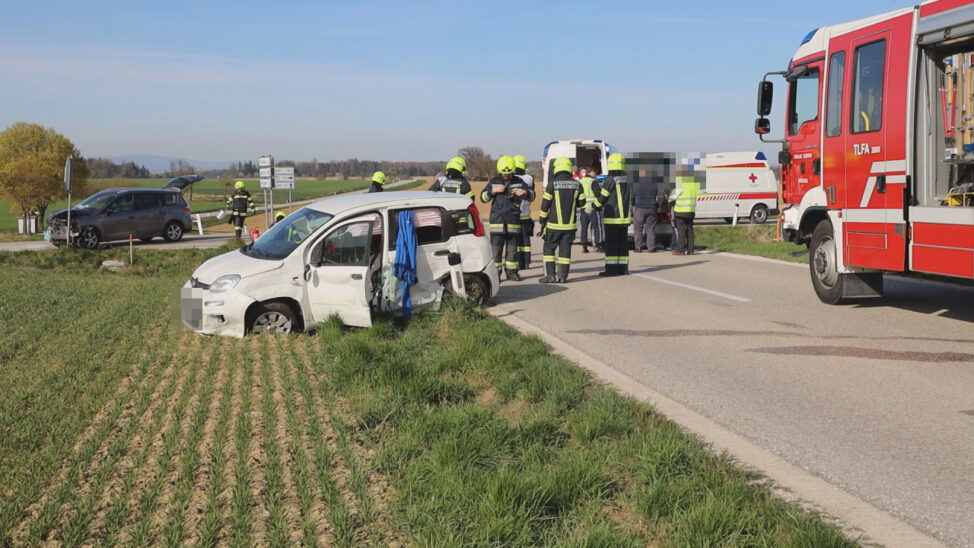 Kreuzungscrash zwischen zwei Autos in Sipbachzell fordert zwei Verletzte