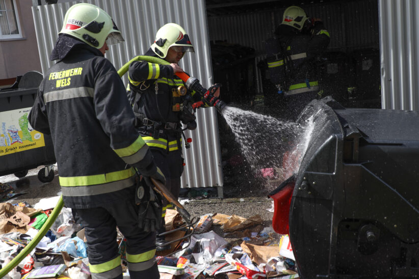 Brand mehrerer Müllcontainer in einer Sammelinsel einer Wohnanlage in Wels-Neustadt