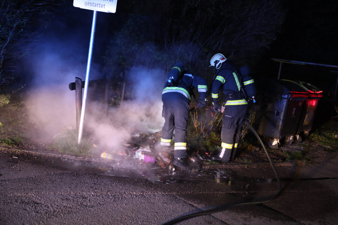 Brand einer Altpapiertonne bei einem Mehrparteienwohnhaus in Wels-Neustadt