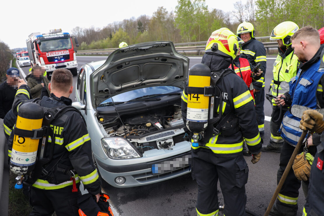 Defektes Auto sorgt für Einsatz der Feuerwehren auf Welser Autobahn bei Weißkirchen an der Traun