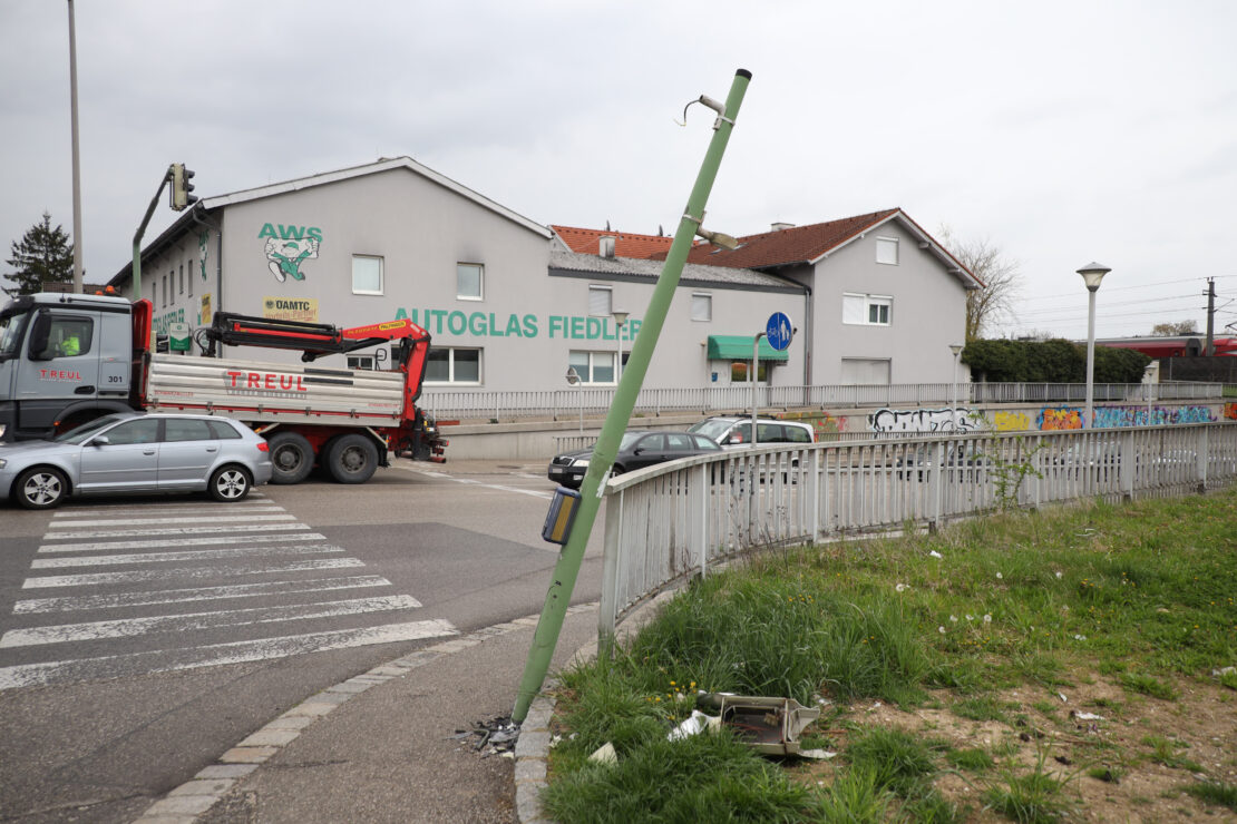 Auto nach Unfall mit Fußgängerampel in Wels-Vogelweide wieder flott gemacht und geflüchtet