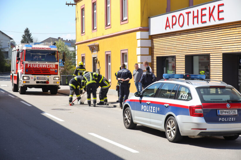 Feuerwehr zu Aufräumarbeiten nach Verkehrsunfall in Weißkirchen an der Traun alarmiert