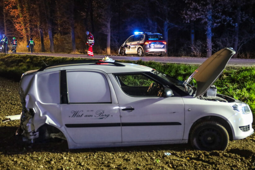 Lieferwagen kollidiert auf Wiener Straße in Edt bei Lambach mit PKW und Polizeiauto
