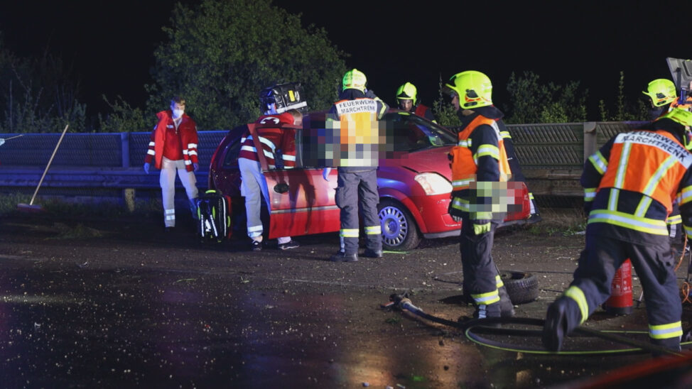 Drei Personen nach schwerem Unfall auf Welser Autobahn bei Marchtrenk aus Unfallfahrzeugen gerettet