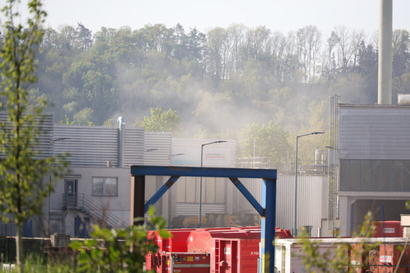 Rauchentwicklung bei Entsorgungsunternehmen in Wels-Schafwiesen führte zu Einsatz der Feuerwehr