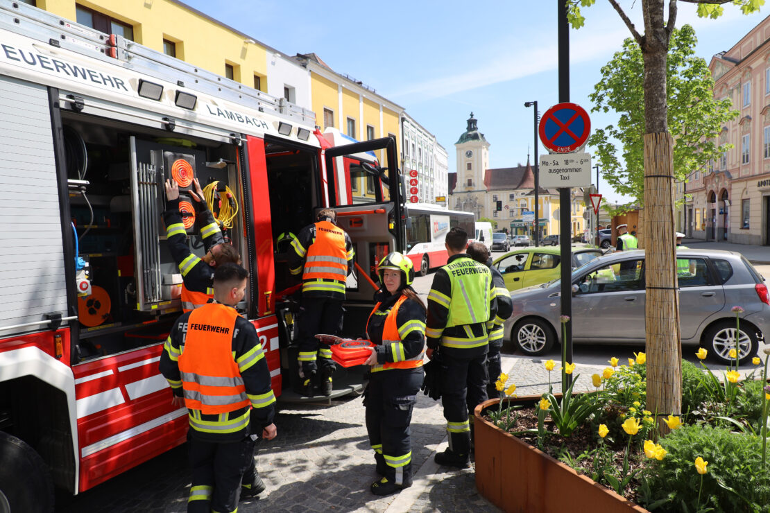 Feuerwehr bei Aufräumarbeiten nach leichtem Verkehrsunfall in Lambach im Einsatz