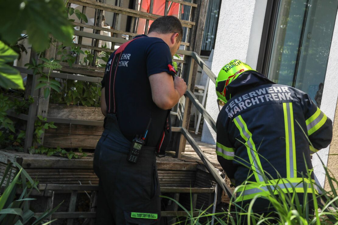 Einsatzkräfte zu Schlange unter Terrasse eines Hauses in Marchtrenk alarmiert