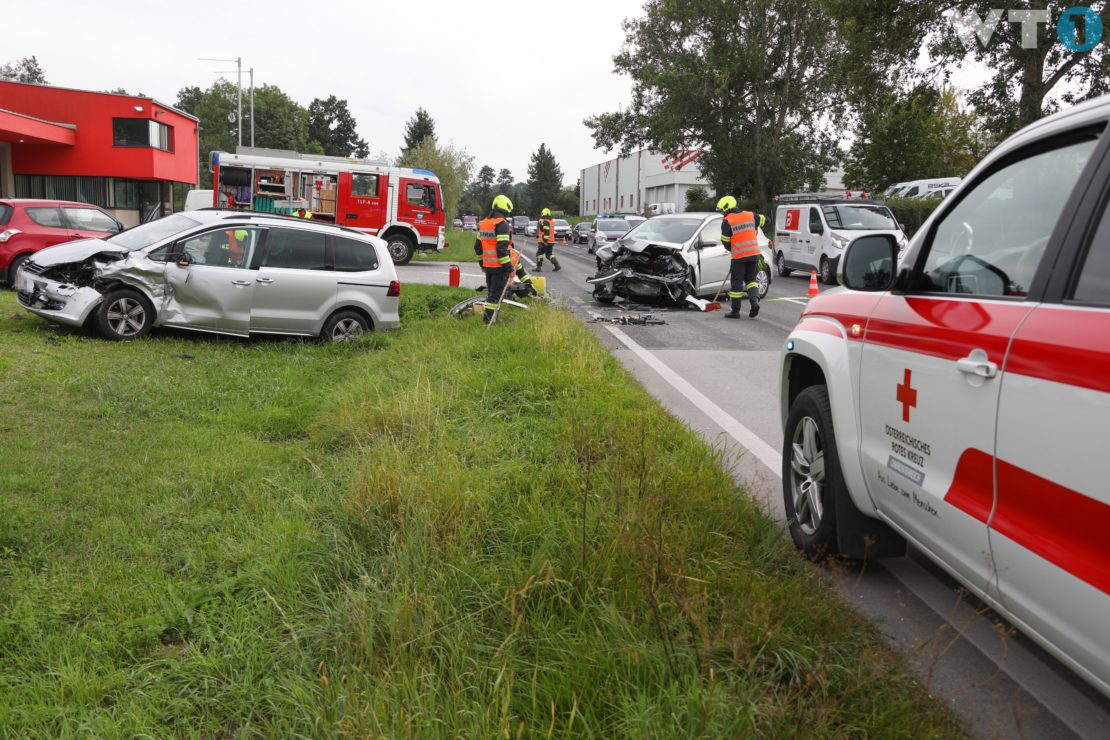 Drei Verletzte bei Verkehrsunfall zwischen zwei Autos in Thalheim bei Wels