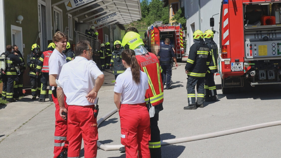 Brand in einem Wohn- und Firmengebäude in Eberstalzell sorgt für Einsatz zweier Feuerwehren