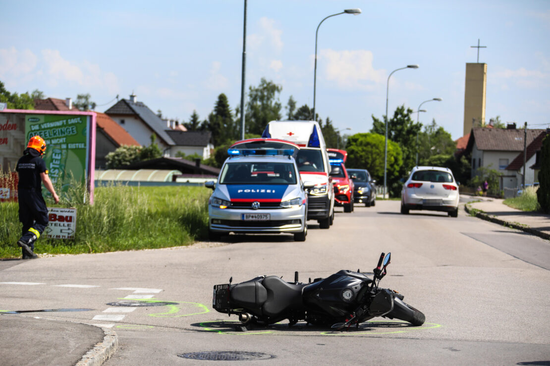 Kreuzungskollision zwischen Motorrad und PKW in Marchtrenk