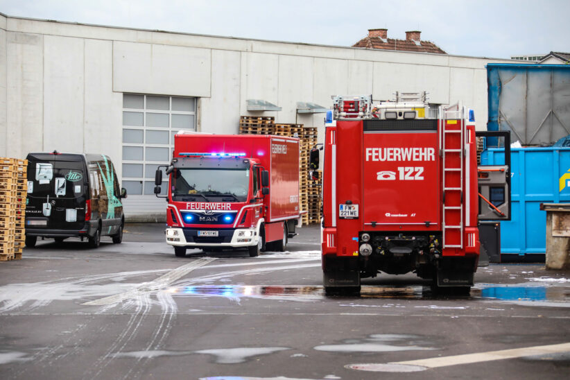Feuerwehr bei verrauchter Firmenhalle in Wels-Pernau im Einsatz