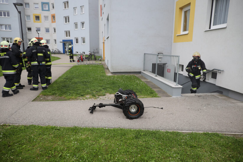 Größerer Einsatz der Feuerwehr bei Kellerbrand in einem Mehrparteienwohnhaus in Wels-Pernau