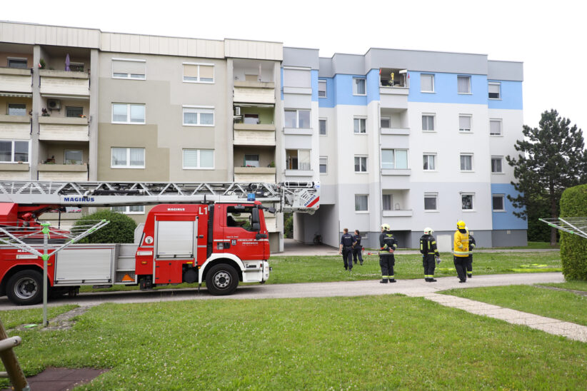 Brand auf einem Balkon in einer Wohnanlage in Wels-Neustadt