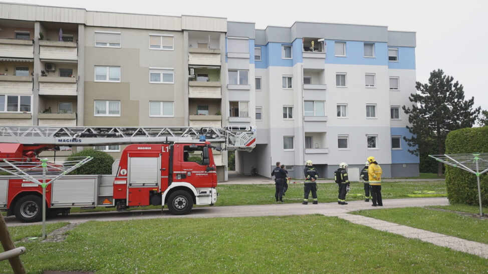 Brand auf einem Balkon in einer Wohnanlage in Wels-Neustadt