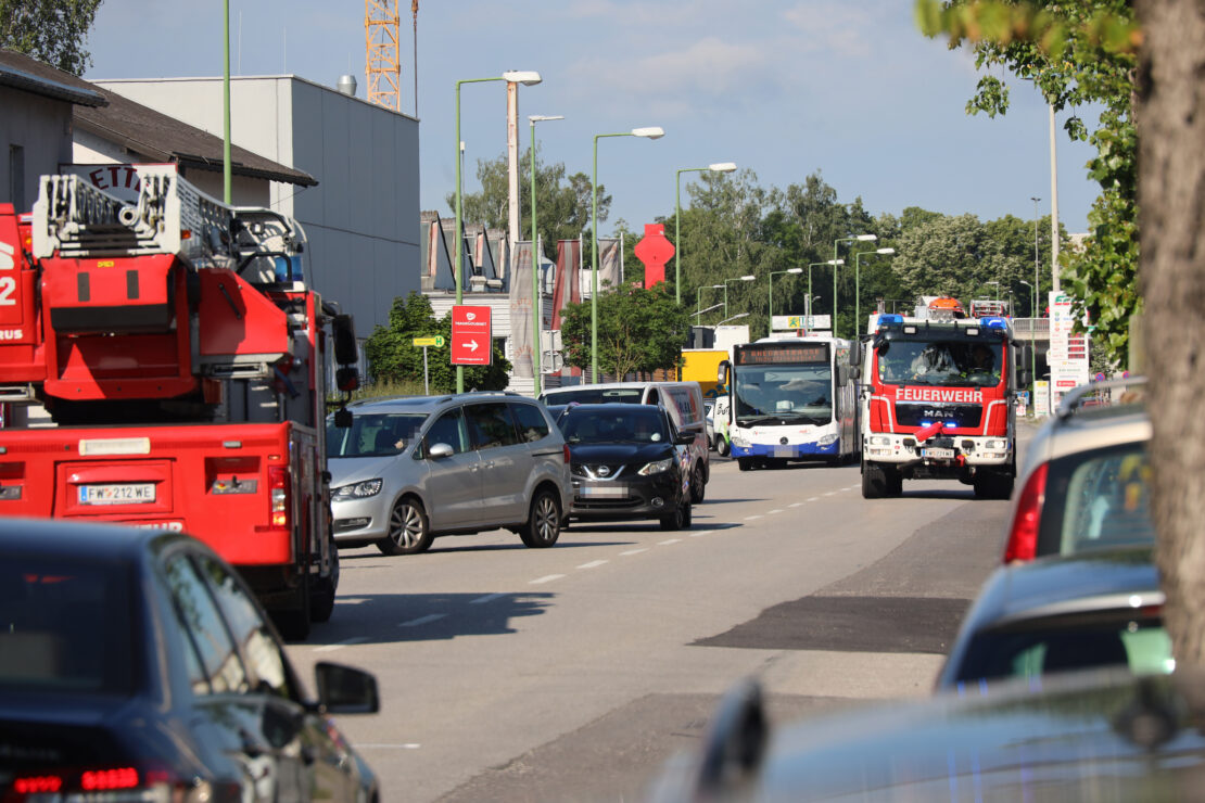 Brand bei Lüftungsanlage eines Recyclingunternehmens in Wels-Pernau sorgt für größeren Einsatz