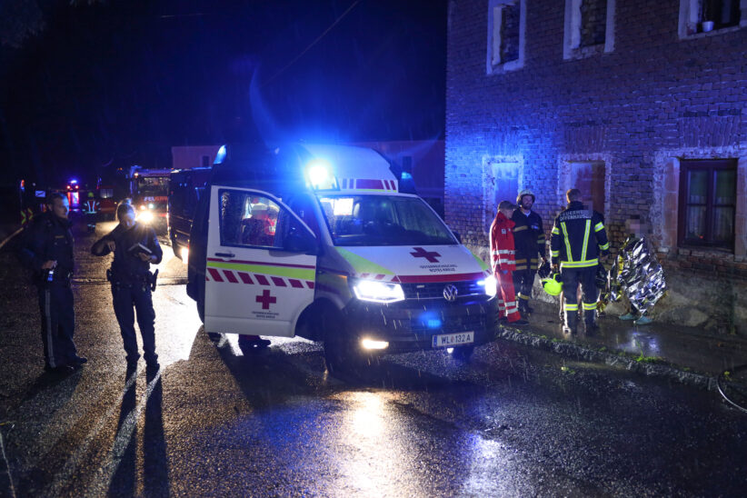 Einsatzkräfte zu Brand in einem landwirtschaftlichen Gebäude in Offenhausen alarmiert
