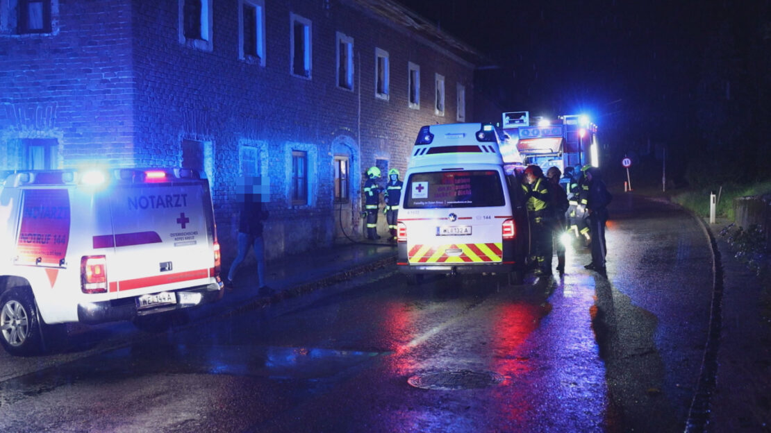 Einsatzkräfte zu Brand in einem landwirtschaftlichen Gebäude in Offenhausen alarmiert