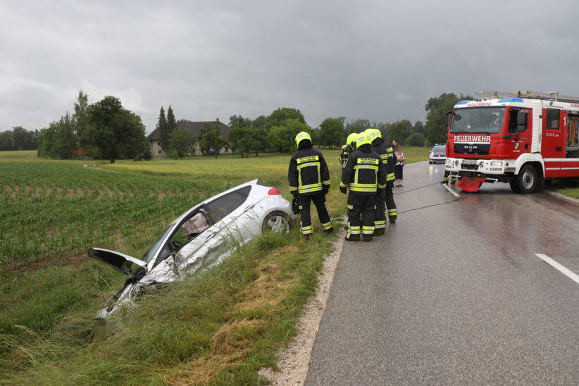 Auto nach Verkehrsunfall in Steinerkirchen an der Traun in Feld gelandet