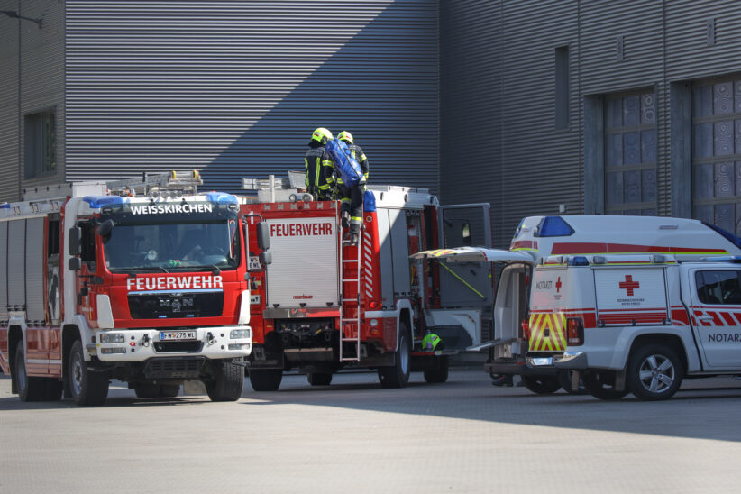 Einsatzkräfte bei Personenrettung in einer LKW-Werkstätte in Weißkirchen an der Traun im Einsatz