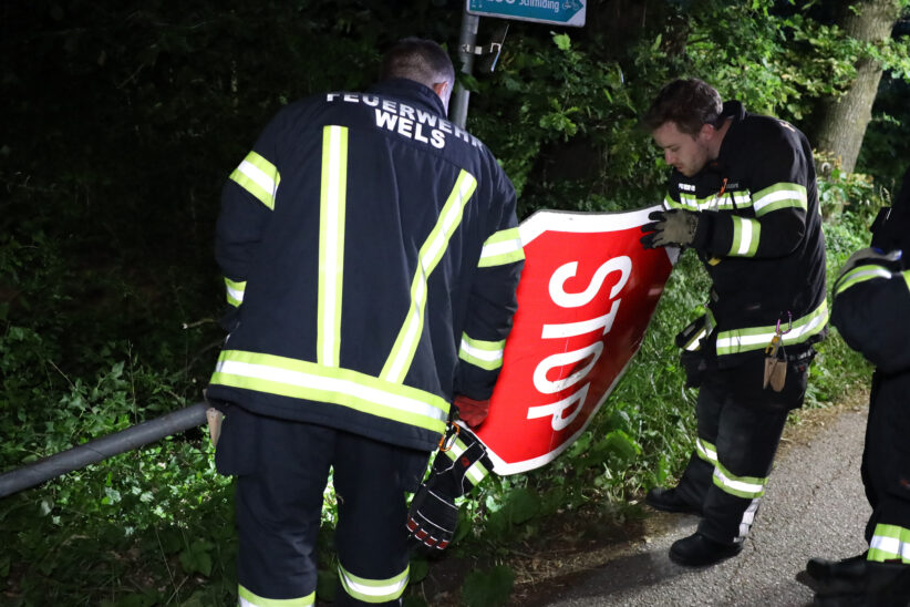 "STOP"-Schild nach Unfall in Wels-Oberthan durch Feuerwehr provisorisch wieder aufgestellt