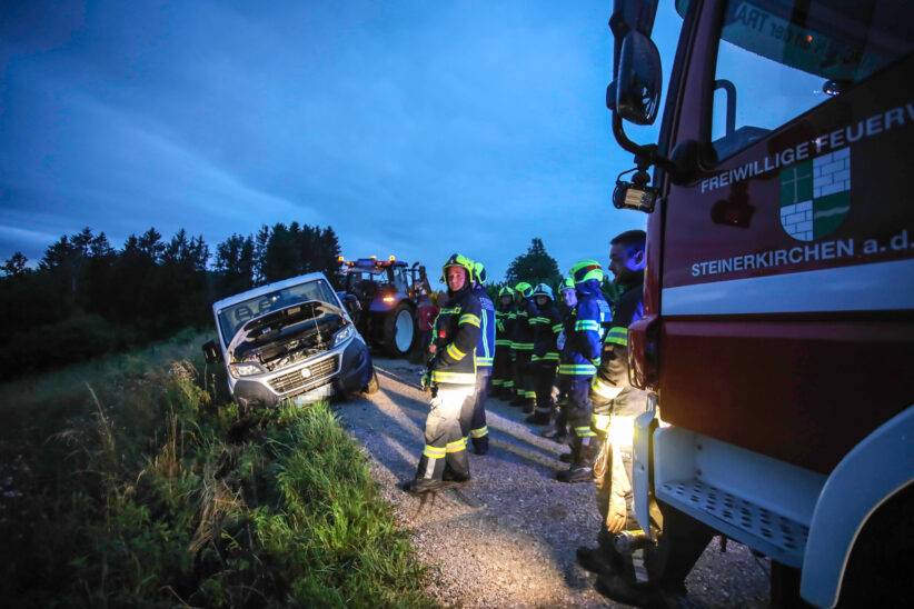 Fahrzeugbergung mit Unterstützung der Feuerwehr in Steinerkirchen an der Traun